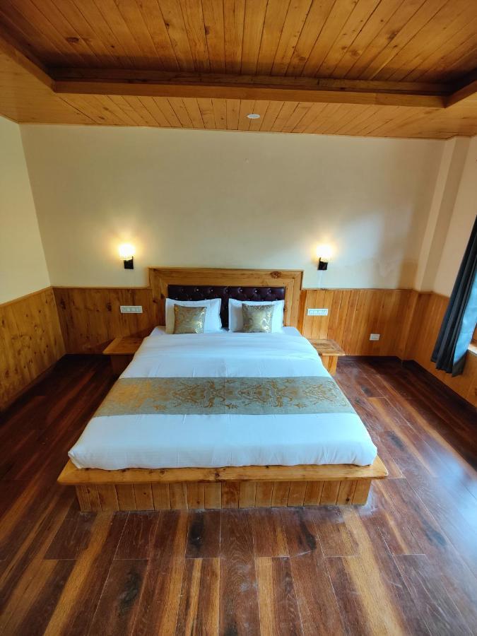 The Woodpecker Inn & Cafe, Jibhi Экстерьер фото