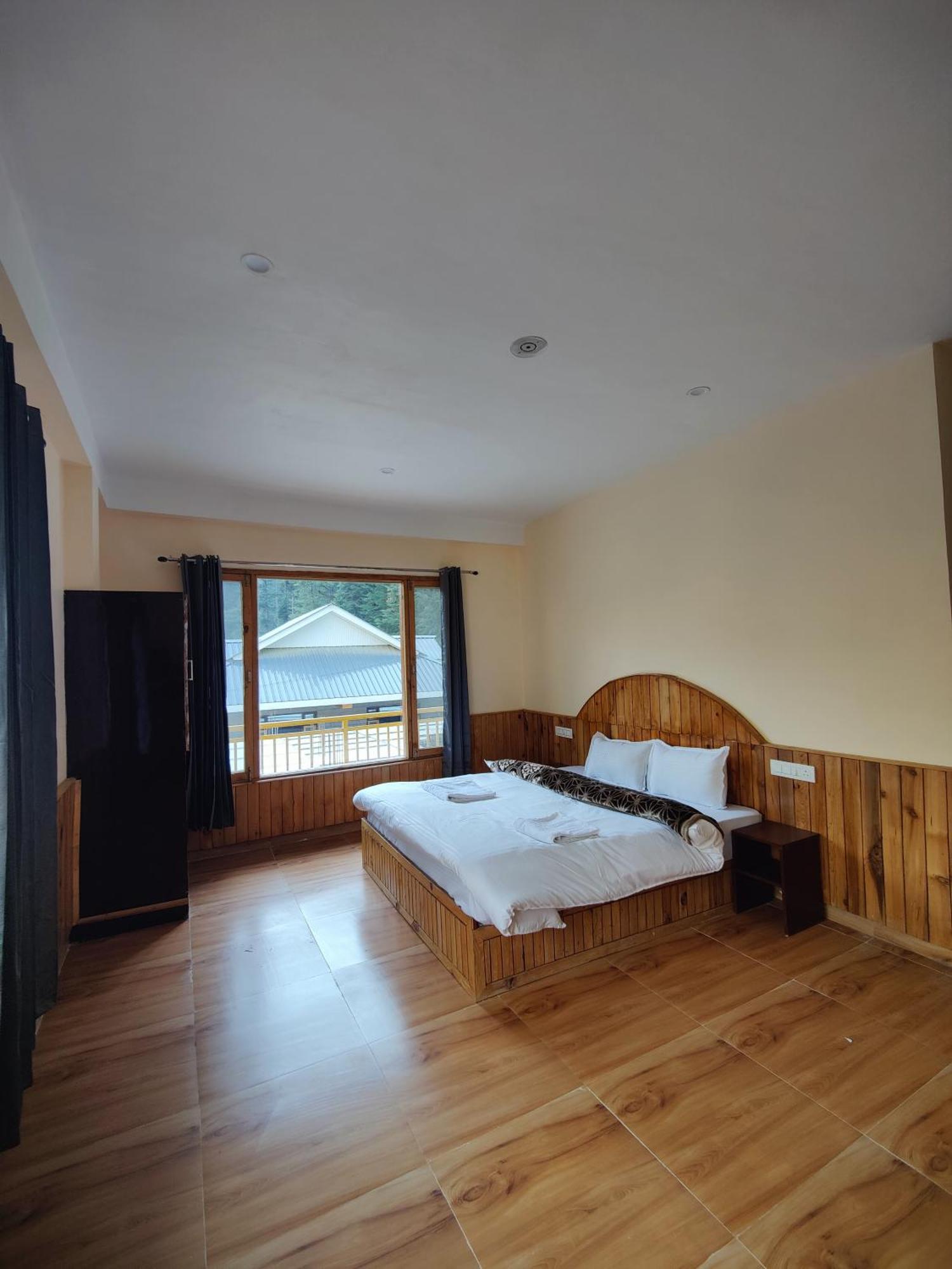 The Woodpecker Inn & Cafe, Jibhi Экстерьер фото