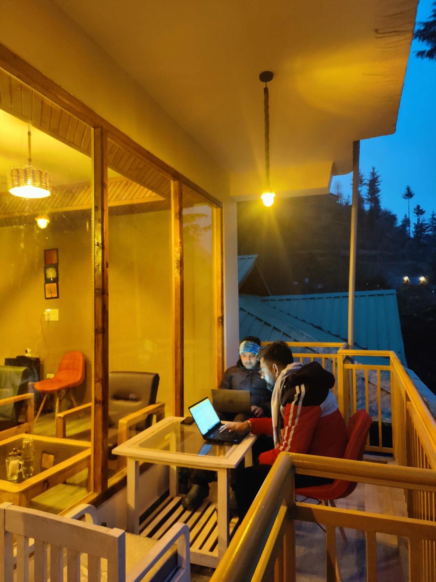 The Woodpecker Inn & Cafe, Jibhi Экстерьер фото