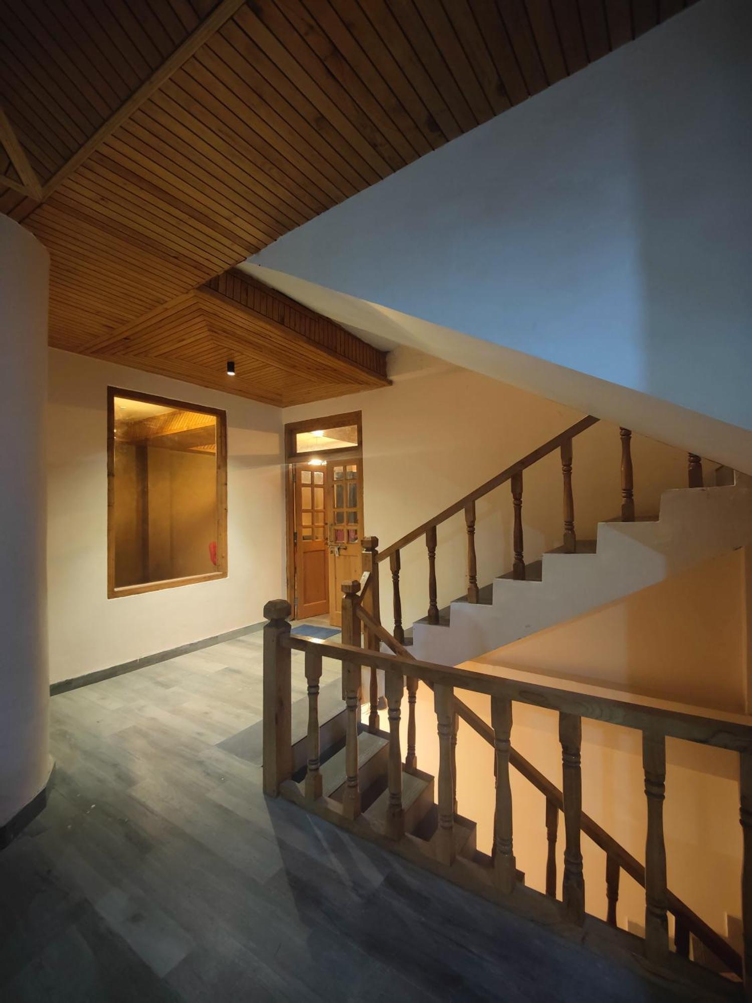 The Woodpecker Inn & Cafe, Jibhi Экстерьер фото