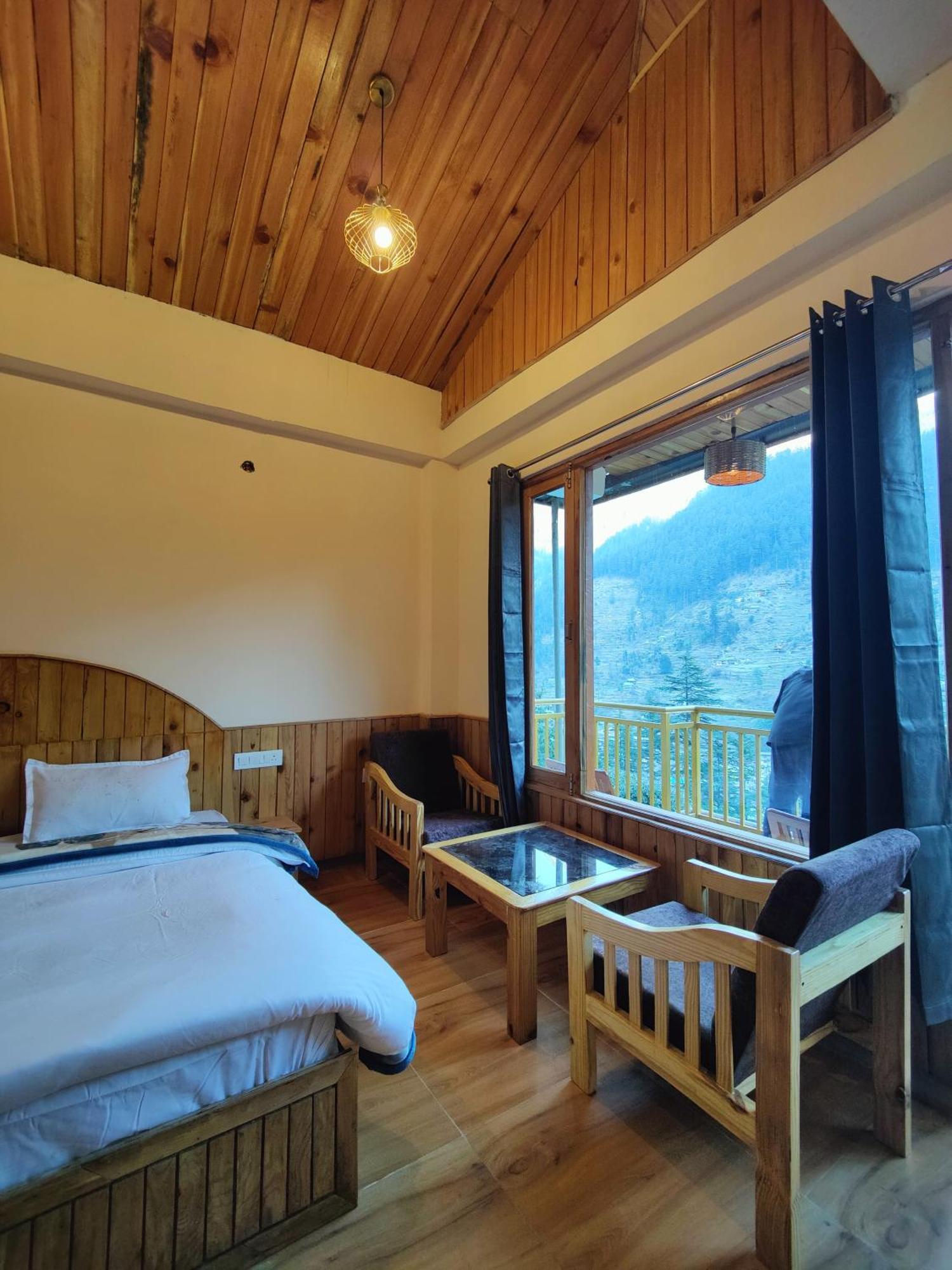 The Woodpecker Inn & Cafe, Jibhi Экстерьер фото